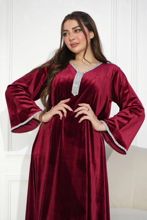 جلابية نسائي انيقة قماش مخمل ناعم لون عودي بأطراف كريستالية باللون الفضي