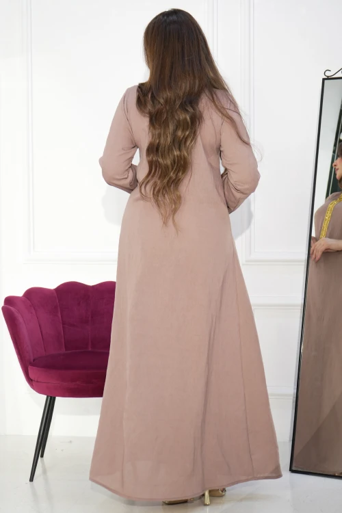 جلابية سهرة نسائي أنيقة لون لحمي اكمام واسعة  بتطريزمن الأمام باللون الذهبي