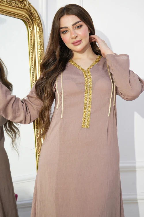 جلابية سهرة نسائي أنيقة لون لحمي اكمام واسعة  بتطريزمن الأمام باللون الذهبي