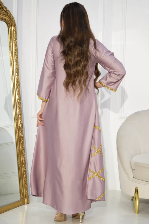 جلابية سهرة نسائي انيقة أكمام طويلة وأطراف تطريز كريستالي على شكل مربعات باللون الذهبي