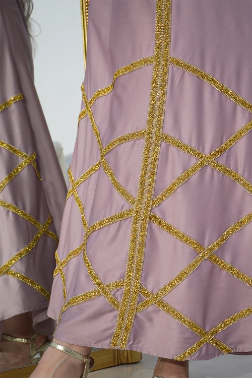 جلابية سهرة نسائي انيقة أكمام طويلة وأطراف تطريز كريستالي على شكل مربعات باللون الذهبي