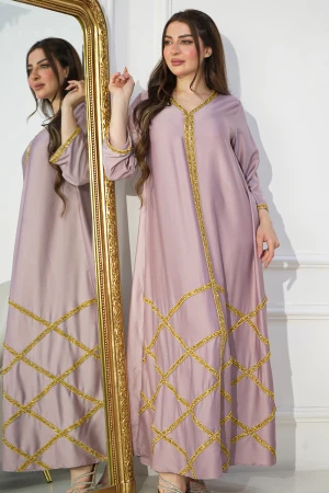 جلابية سهرة نسائي انيقة أكمام طويلة وأطراف تطريز كريستالي على شكل مربعات باللون الذهبي