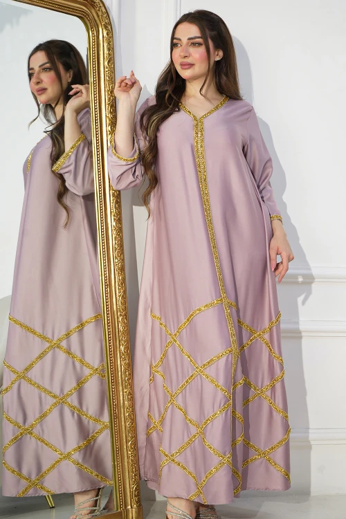 جلابية سهرة نسائي انيقة أكمام طويلة وأطراف تطريز كريستالي على شكل مربعات باللون الذهبي