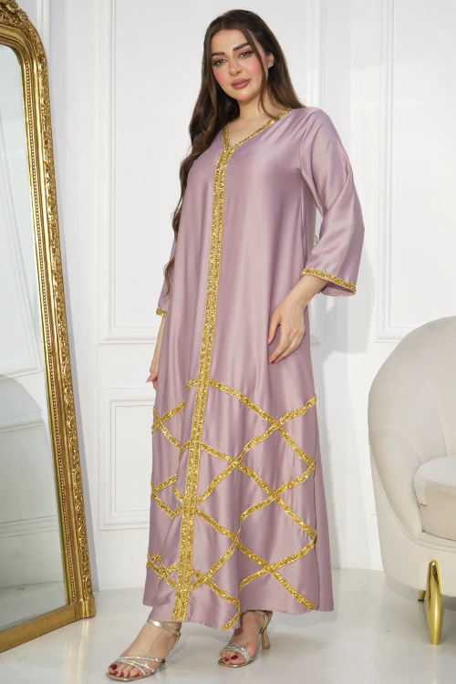 جلابية سهرة نسائي انيقة أكمام طويلة وأطراف تطريز كريستالي على شكل مربعات باللون الذهبي