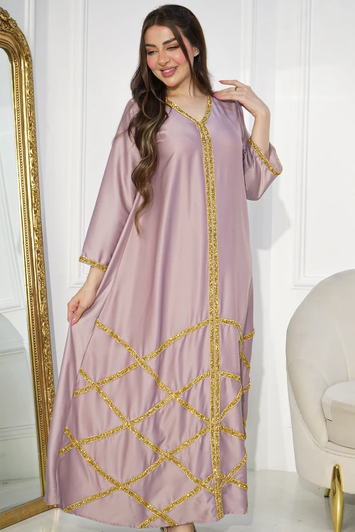 جلابية سهرة نسائي انيقة أكمام طويلة وأطراف تطريز كريستالي على شكل مربعات باللون الذهبي