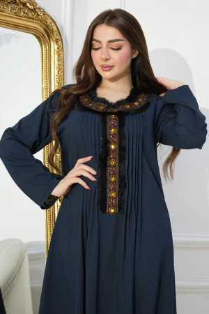 جلابية نسائي انيقة أكمام طويلة كسرات أمامية بتطريز رائع بأطراف من الريش الاسود