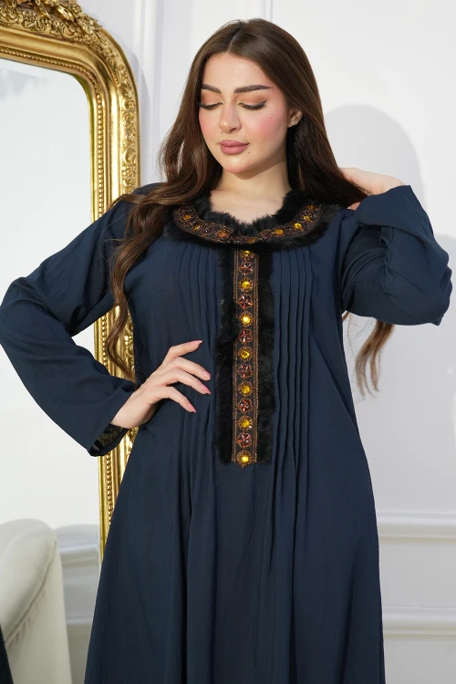 جلابية نسائي انيقة أكمام طويلة كسرات أمامية بتطريز رائع بأطراف من الريش الاسود