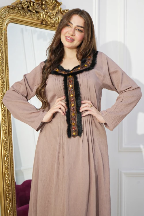 جلابية نسائي انيقة أكمام طويلة كسرات أمامية بتطريز رائع بأطراف من الريش الاسود