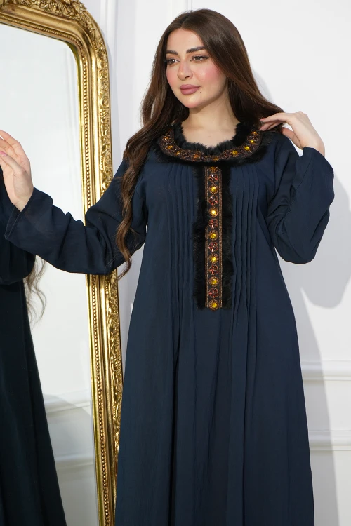 جلابية نسائي انيقة أكمام طويلة كسرات أمامية بتطريز رائع بأطراف من الريش الاسود