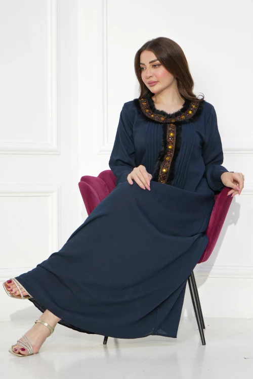 جلابية نسائي انيقة أكمام طويلة كسرات أمامية بتطريز رائع بأطراف من الريش الاسود