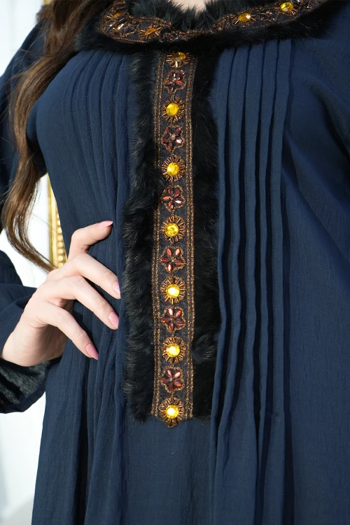 جلابية نسائي انيقة أكمام طويلة كسرات أمامية بتطريز رائع بأطراف من الريش الاسود