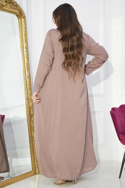 جلابية نسائي انيقة أكمام طويلة كسرات أمامية بتطريز رائع بأطراف من الريش الاسود