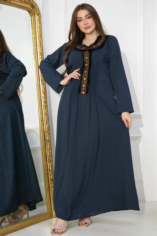 جلابية نسائي انيقة أكمام طويلة كسرات أمامية بتطريز رائع بأطراف من الريش الاسود