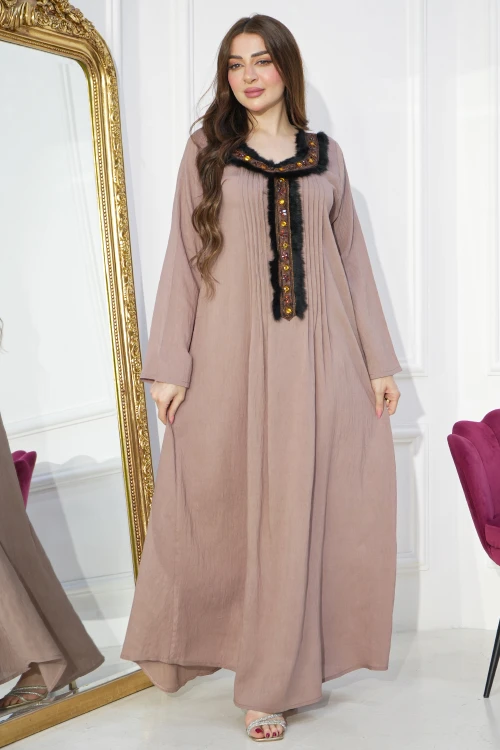 جلابية نسائي انيقة أكمام طويلة كسرات أمامية بتطريز رائع بأطراف من الريش الاسود