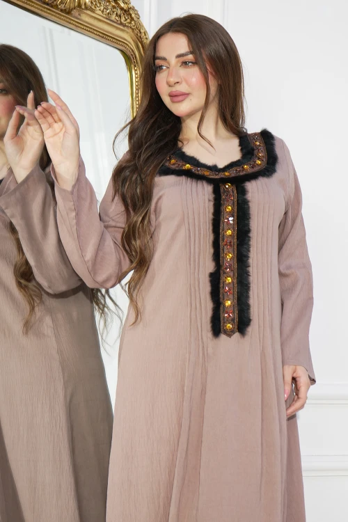 جلابية نسائي انيقة أكمام طويلة كسرات أمامية بتطريز رائع بأطراف من الريش الاسود