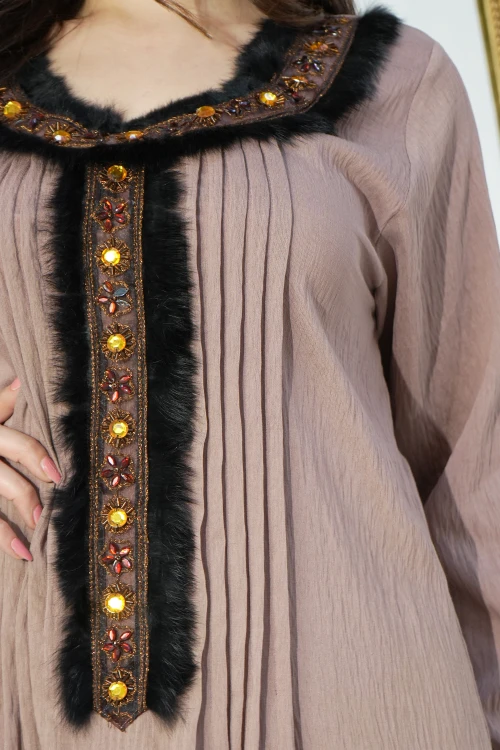 جلابية نسائي انيقة أكمام طويلة كسرات أمامية بتطريز رائع بأطراف من الريش الاسود