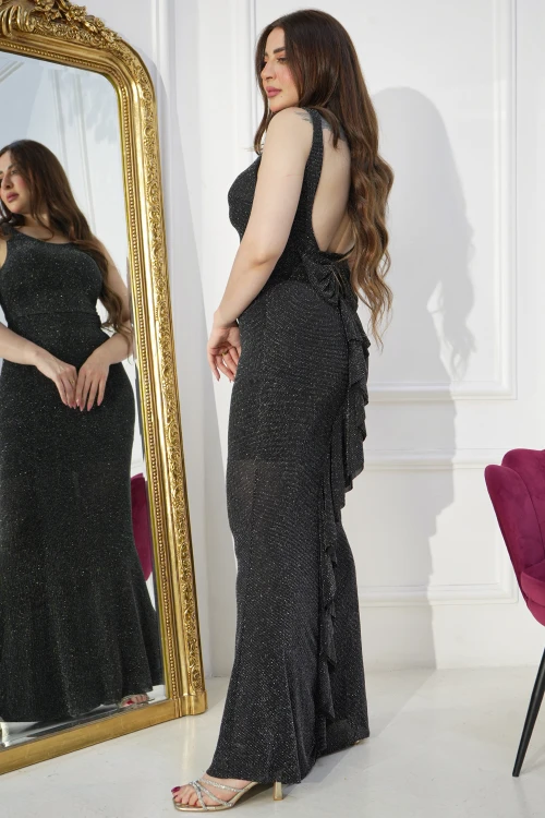 فستان سهرة نسائي رمادي أنيق لامع مكشوف بدون أكمام بحركة تدرج مميزة من الخلف