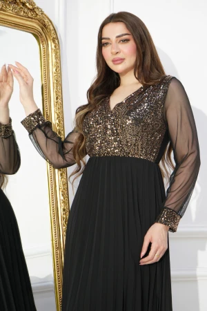 فستان سهرة نسائي ذهبي طويل أنيق أكمام طويلة شفافة وقماش لامع من الصدر بكسرات سفلية أمامية