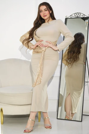 فستان سهرة نسائي طويل انيق أكمام طويلة احدى الاكمام من الترتر اللامع مع ربطة على الخصر وفتحة من الخلف