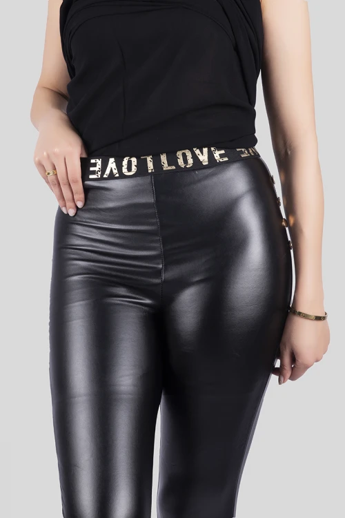 بنطلون نسائي أنيق قماش جلد خصر عالي بأزرار ذهبية من الجوانب وحزام بكتابات على الخصر