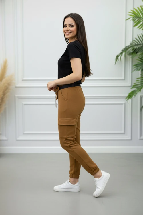 بنطلون نسائي شتوي أنيق مبطن لون كركمي بجيوب أمامية وحزام بشكل شنطة منفصل ومطاط أسفل الرجل