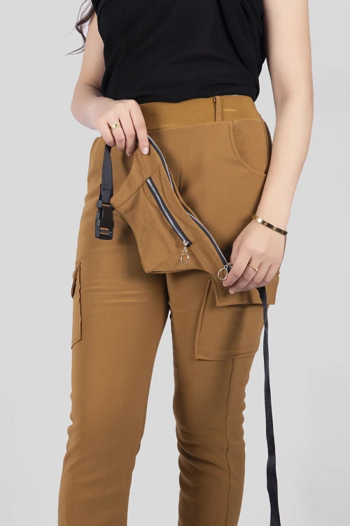 بنطلون نسائي شتوي أنيق مبطن لون كركمي بجيوب أمامية وحزام بشكل شنطة منفصل ومطاط أسفل الرجل