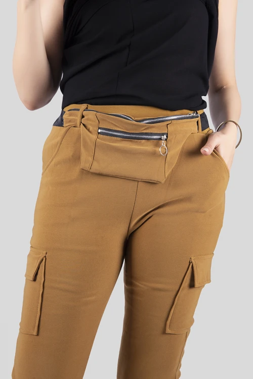 بنطلون نسائي شتوي أنيق مبطن لون كركمي بجيوب أمامية وحزام بشكل شنطة منفصل ومطاط أسفل الرجل