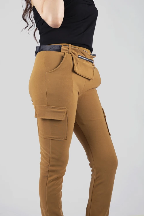 بنطلون نسائي شتوي أنيق مبطن لون كركمي بجيوب أمامية وحزام بشكل شنطة منفصل ومطاط أسفل الرجل