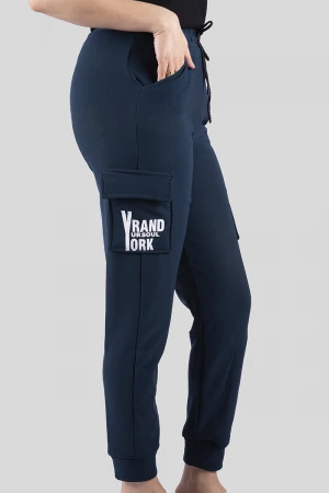 بنطلون نسائي أنيق مبطن بجيوب أمامية عليها كتابات حروف انجليزية مع حزام مطاطي و رباط على الخصر