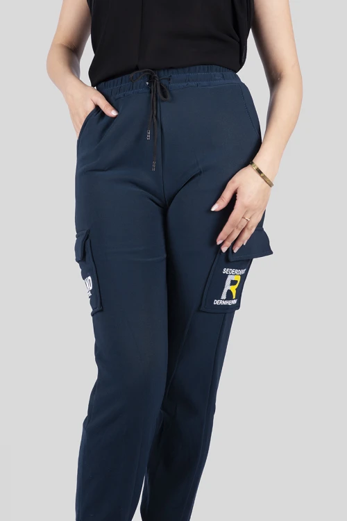 بنطلون نسائي شتوي أنيق مبطن بجيوب أمامية عليها كتابات حروف انجليزية مع حزام مطاطي و رباط على الخصر