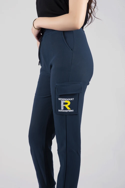 بنطلون نسائي شتوي أنيق مبطن بجيوب أمامية عليها كتابات حروف انجليزية مع حزام مطاطي و رباط على الخصر