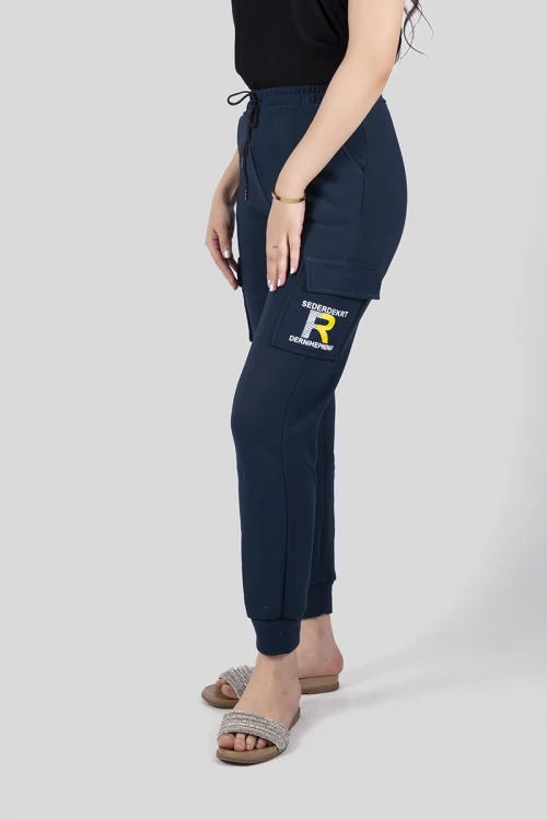 بنطلون نسائي شتوي أنيق مبطن بجيوب أمامية عليها كتابات حروف انجليزية مع حزام مطاطي و رباط على الخصر