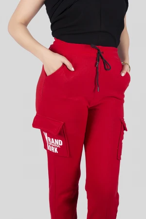 بنطلون نسائي أنيق مبطن بجيوب أمامية عليها كتابات حروف انجليزية مع حزام مطاطي و رباط على الخصر