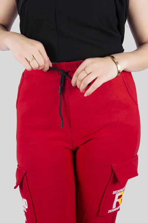 بنطلون نسائي شتوي أنيق مبطن بجيوب أمامية عليها كتابات حروف انجليزية مع حزام مطاطي و رباط على الخصر