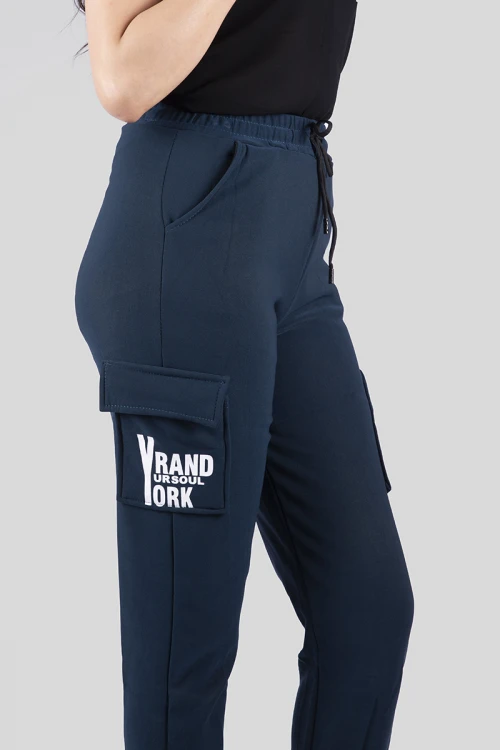 بنطلون نسائي شتوي أنيق مبطن بجيوب أمامية عليها كتابات حروف انجليزية مع حزام مطاطي و رباط على الخصر