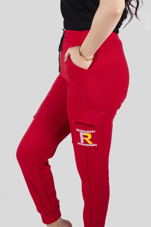 بنطلون نسائي شتوي أنيق مبطن بجيوب أمامية عليها كتابات حروف انجليزية مع حزام مطاطي و رباط على الخصر