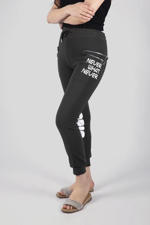 بنطلون نسائي أنيق مبطن بجيوب أمامية بسحاب وكتابات حروف انجليزية مع حزام مطاطي ورباط على الخصر