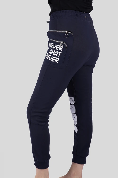 بنطلون نسائي أنيق مبطن بجيوب أمامية بسحاب وكتابات حروف انجليزية مع حزام مطاطي ورباط على الخصر