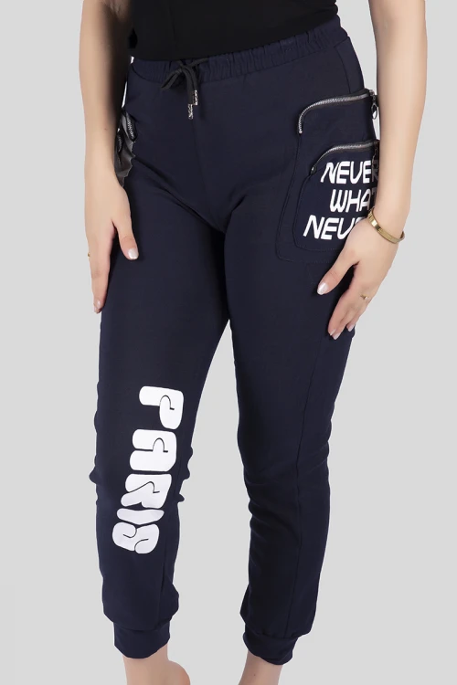 بنطلون نسائي أنيق مبطن بجيوب أمامية بسحاب وكتابات حروف انجليزية مع حزام مطاطي ورباط على الخصر