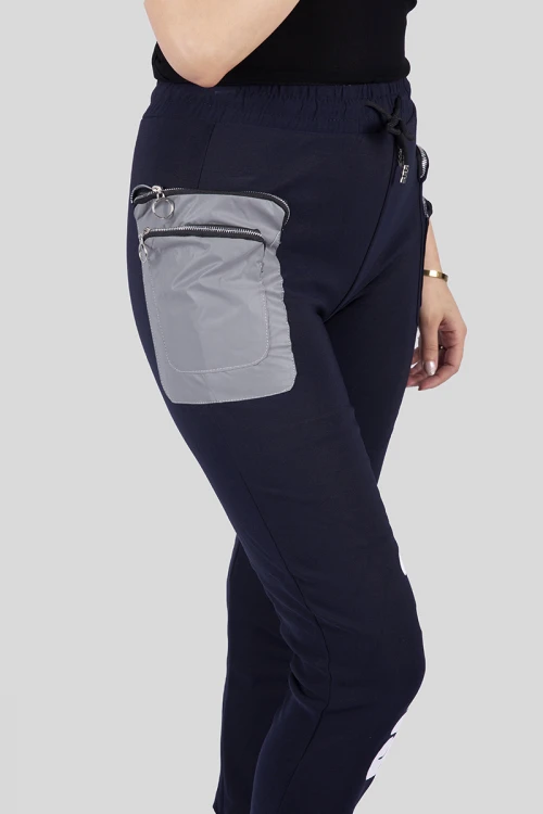 بنطلون نسائي أنيق مبطن بجيوب أمامية بسحاب وكتابات حروف انجليزية مع حزام مطاطي ورباط على الخصر