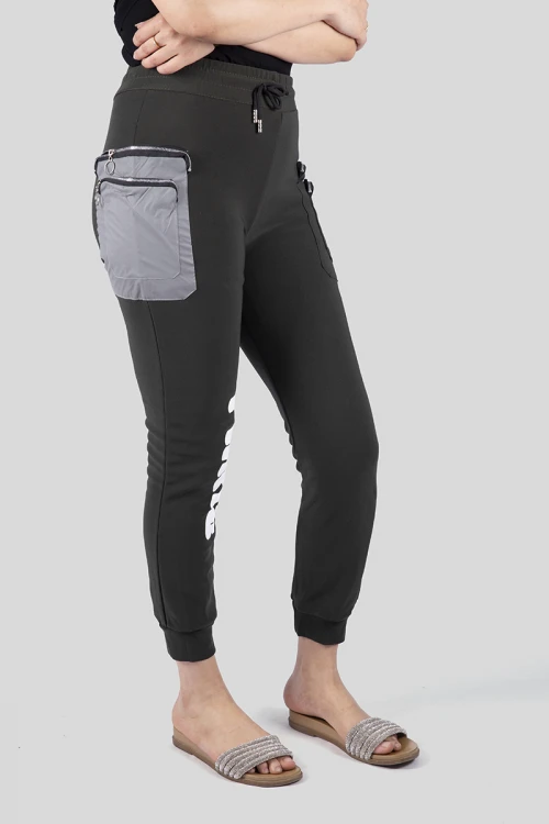 بنطلون نسائي أنيق مبطن بجيوب أمامية بسحاب وكتابات حروف انجليزية مع حزام مطاطي ورباط على الخصر