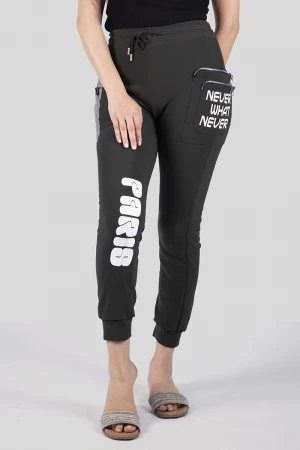 بنطلون نسائي أنيق مبطن بجيوب أمامية بسحاب وكتابات حروف انجليزية مع حزام مطاطي ورباط على الخصر