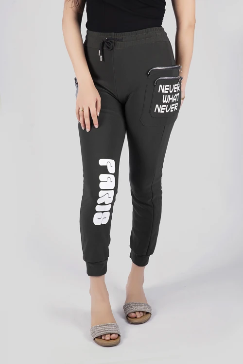 بنطلون نسائي أنيق مبطن بجيوب أمامية بسحاب وكتابات حروف انجليزية مع حزام مطاطي ورباط على الخصر