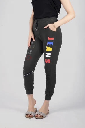 بنطلون نسائي أنيق مبطن بجيوب وسحاب زينة من الأمام وكتابات حروف انجليزية مع حزام مطاطي ورباط على الخصر