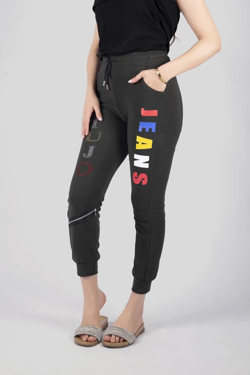 بنطلون نسائي أنيق مبطن بجيوب وسحاب زينة من الأمام وكتابات حروف انجليزية مع حزام مطاطي ورباط على الخصر