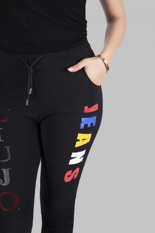 بنطلون نسائي أنيق مبطن بجيوب وسحاب زينة من الأمام وكتابات حروف انجليزية مع حزام مطاطي ورباط على الخصر