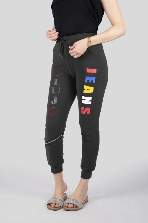 بنطلون نسائي أنيق مبطن بجيوب وسحاب زينة من الأمام وكتابات حروف انجليزية مع حزام مطاطي ورباط على الخصر
