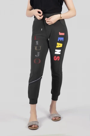 بنطلون نسائي أنيق مبطن بجيوب وسحاب زينة من الأمام وكتابات حروف انجليزية مع حزام مطاطي ورباط على الخصر