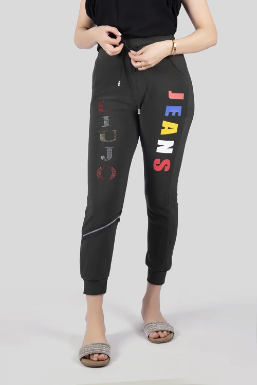 بنطلون نسائي أنيق مبطن بجيوب وسحاب زينة من الأمام وكتابات حروف انجليزية مع حزام مطاطي ورباط على الخصر