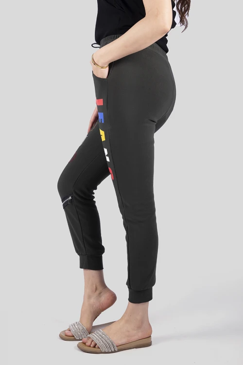 بنطلون نسائي أنيق مبطن بجيوب وسحاب زينة من الأمام وكتابات حروف انجليزية مع حزام مطاطي ورباط على الخصر